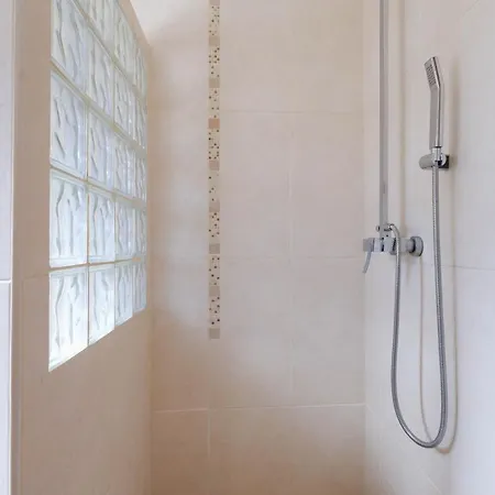 Center, Private Parking, Ac, 6ppl. 펜션 오양